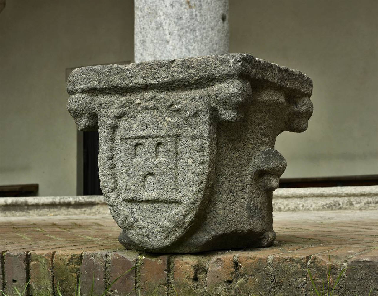 Capitello con stemma Casati, in pendant (capitello) di Scultore - ambito lombardo (prima metà sec. XV)