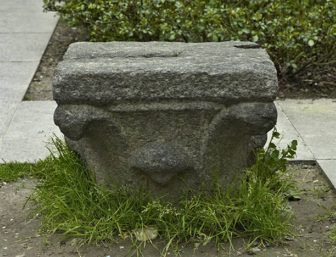 Capitello a foglie lisce (capitello) di Scultore - ambito lombardo (prima metà sec. XV)