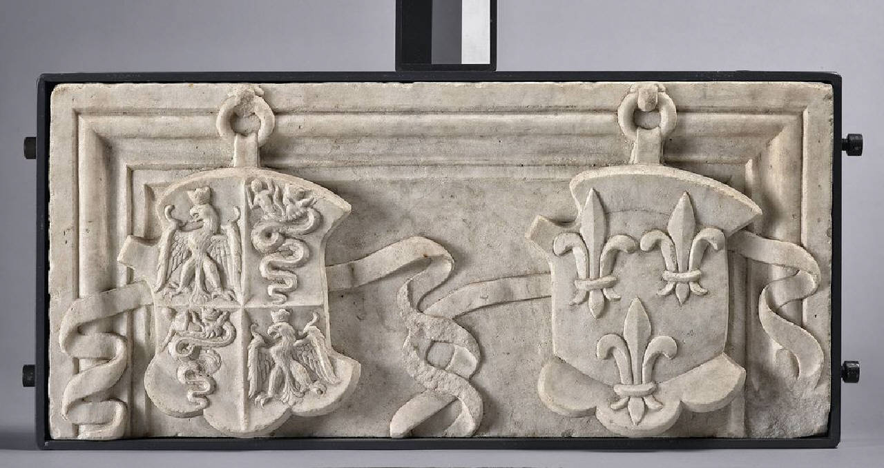 Lastra con due scudi a tacca: arma Visconti e regno di Francia (lastra, altorilievo) di Scultore - ambito lombardo (sec. XV)