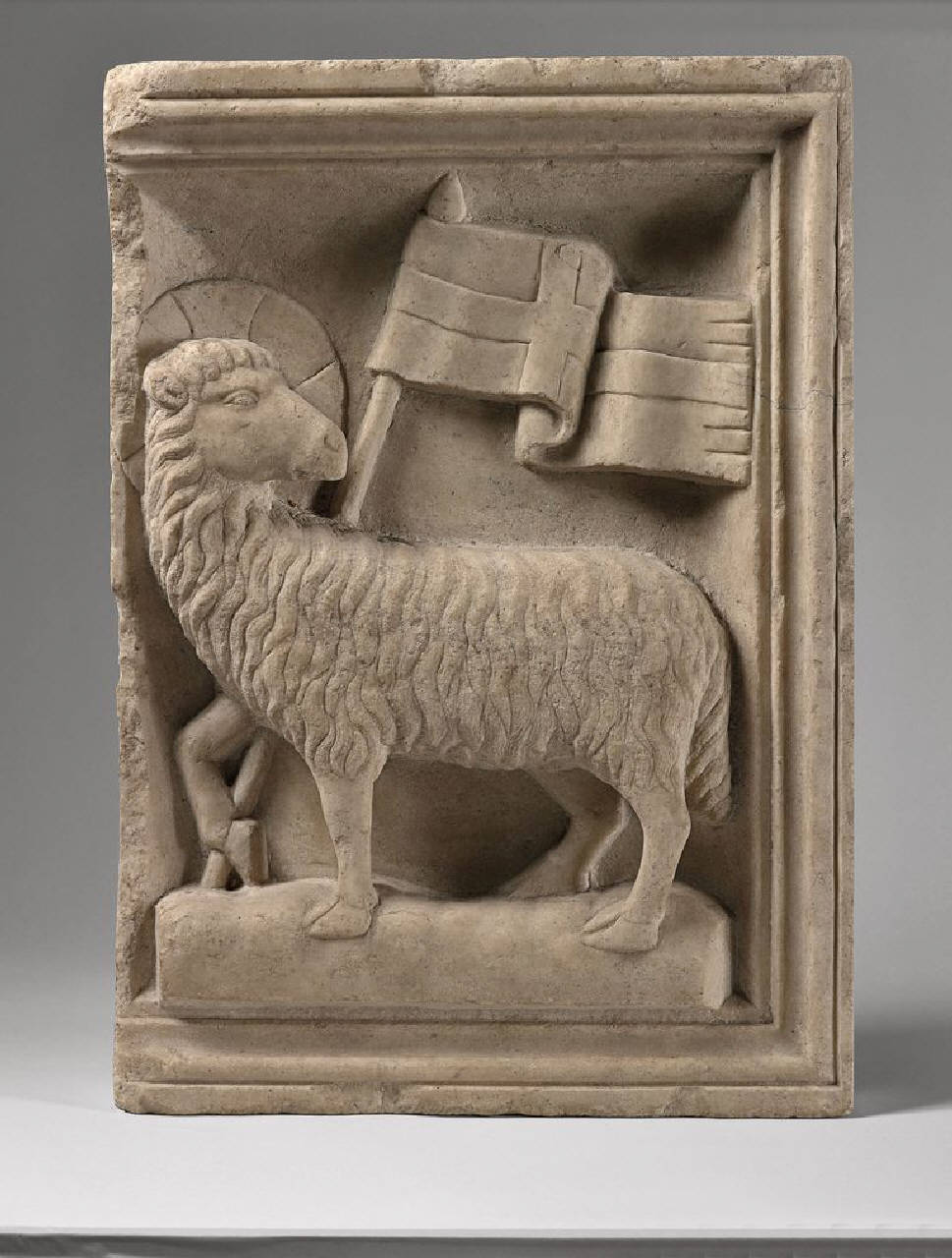 Lastra con l' Agnus dei, parte di sarcofago? (sarcofago, elemento di, altorilievo) di Scultore - ambito lombardo (fine/ inizio sec. XIV)