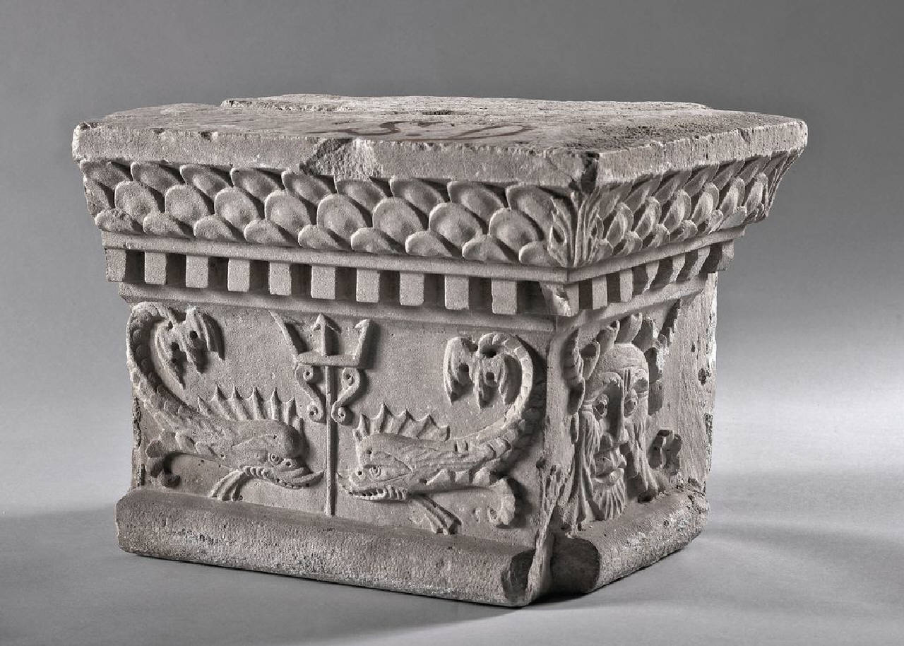 Base con mascherone e delfini, rilavorata? (base) di Scultore - ambito lombardo (fine/inizio sec. XV)