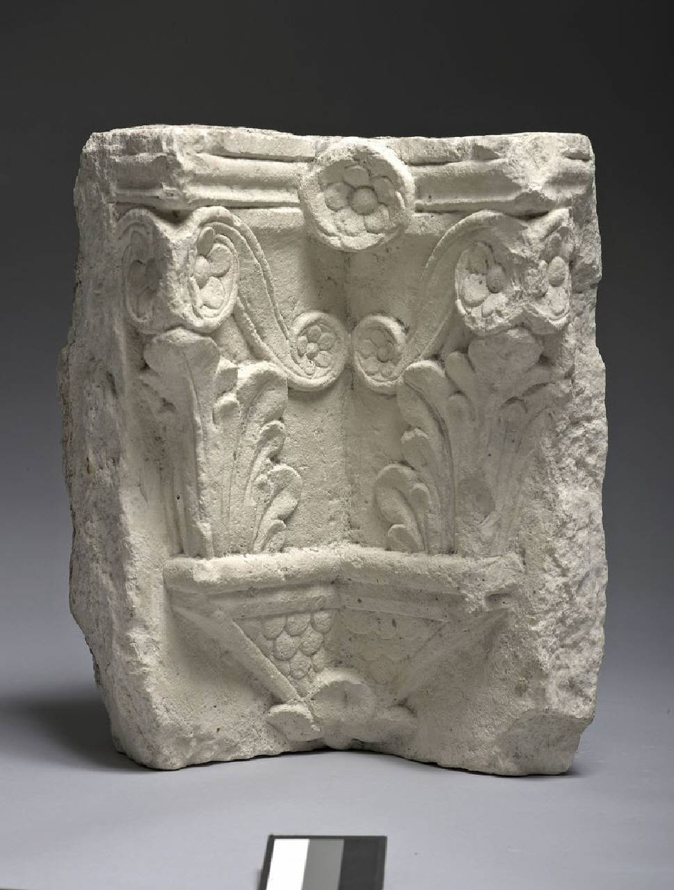 Peduccio angolare con base a embrici (peduccio angolare) di Scultore - ambito lombardo (terzo quarto sec. XV)