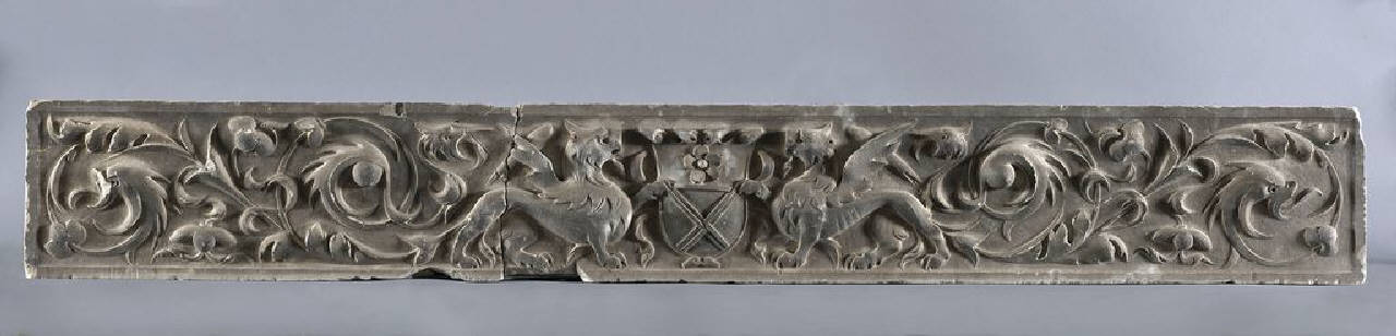 Frontale con stemma non attribuito sorretto da due grifoni (lastra, rilievo) di Scultore - ambito lombardo (primo quarto sec. XVI)