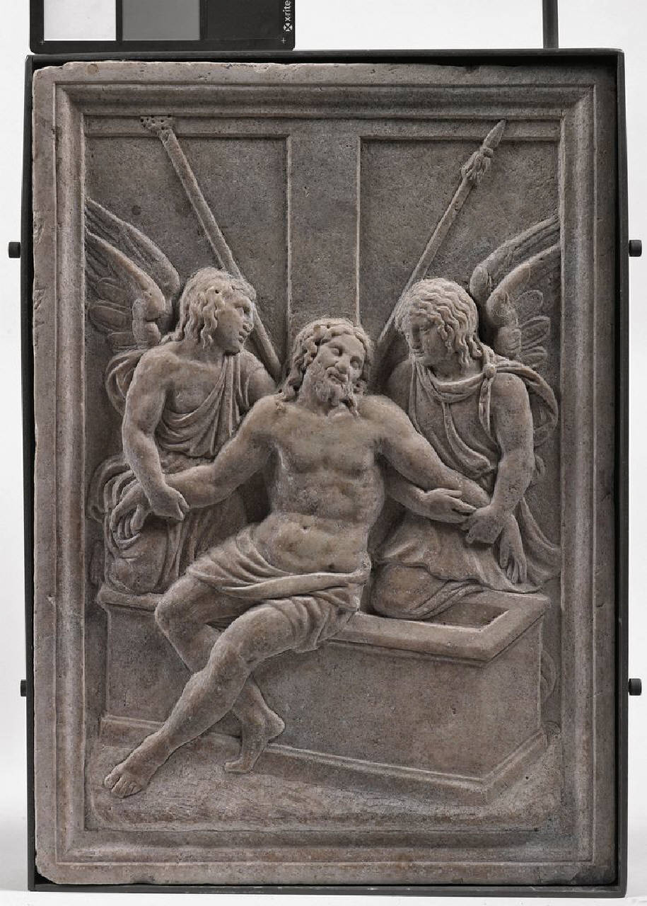 Cristo in pietà sorretto da due angeli (lastra, rilievo) di Scultore - ambito lombardo (ultimo quarto sec. XVI)
