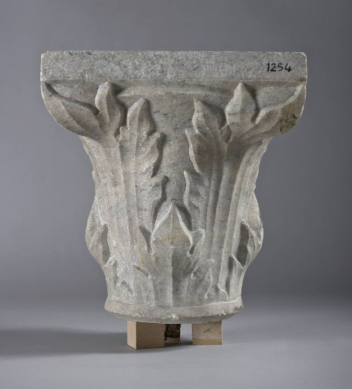 Capitello a due ordini di foglie d'acanto (capitello) di Scultore - ambito lombardo (prima metà sec. XV)