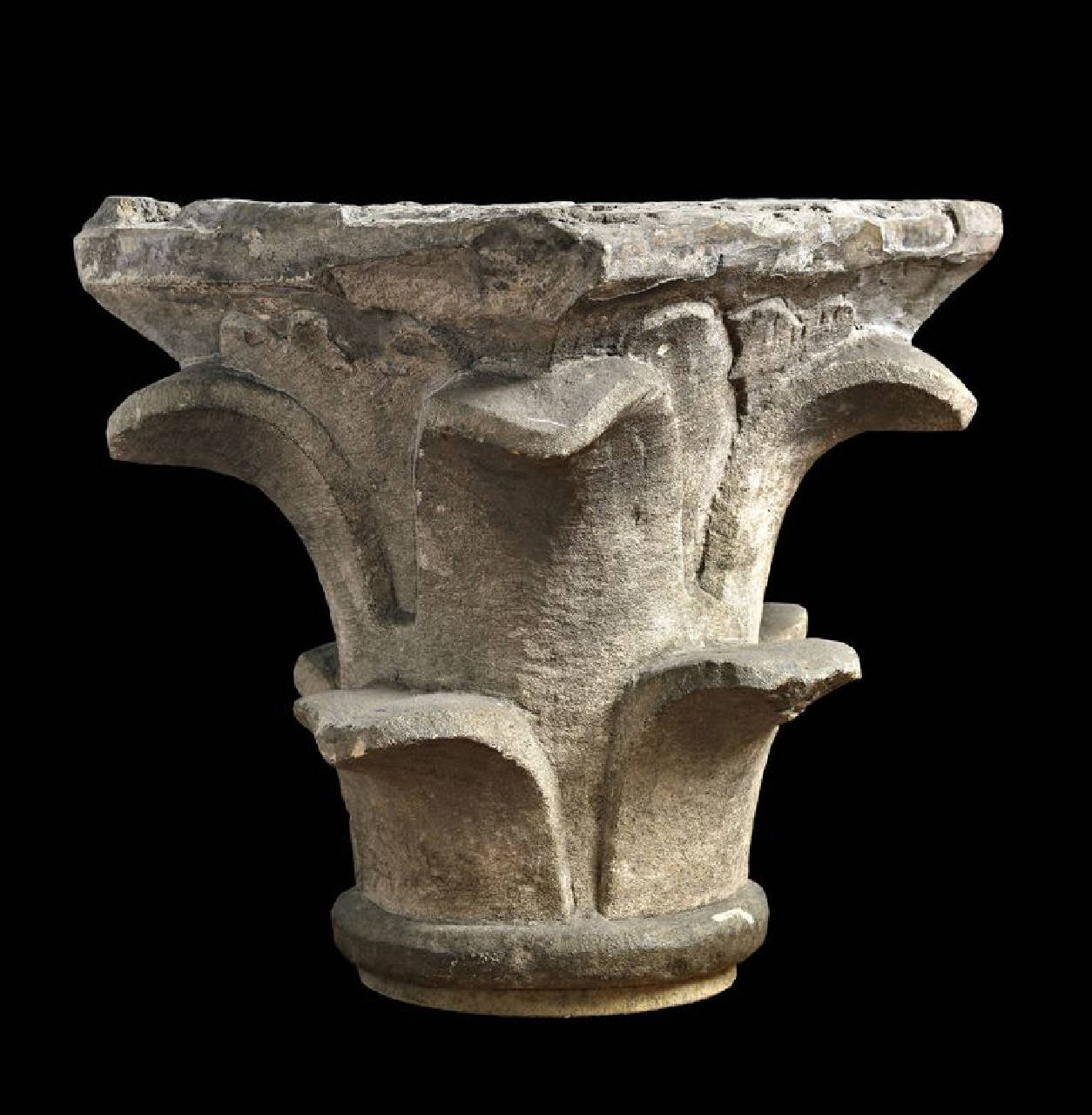 Capitello a due ordini di foglie palmari lisce (capitello) di Scultore - ambito lombardo (prima metà sec. XIV)