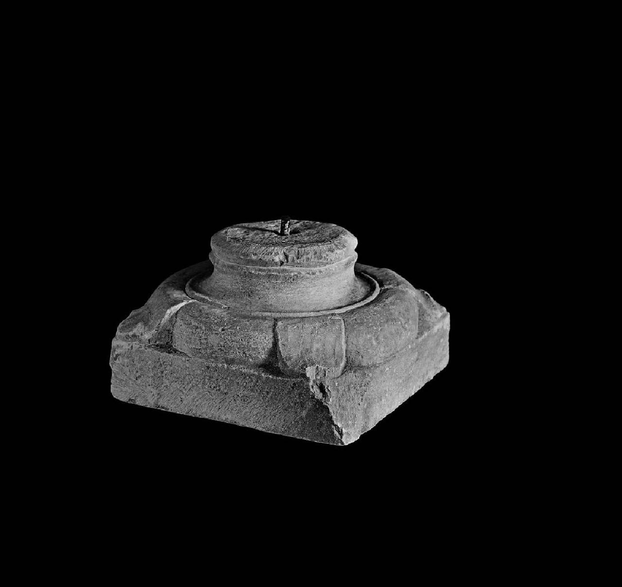 Base di colonna (base di colonna) di Scultore - ambito lombardo (secondo quarto sec. XIV)