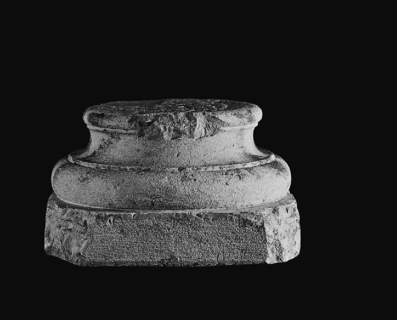 Base di colonna, una di tre (base di colonna) di Scultore - ambito lombardo (seconda metà sec. XV)