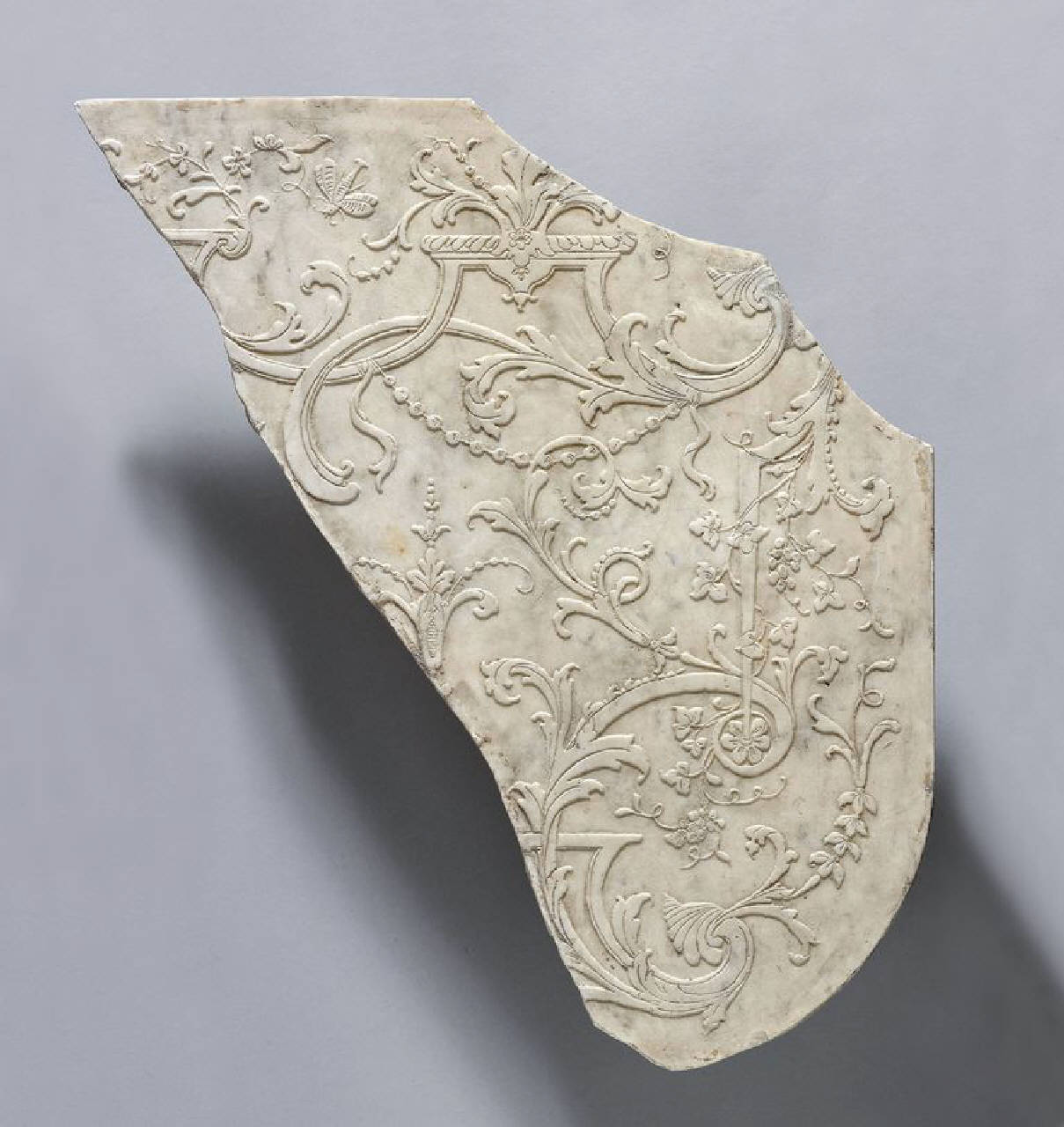 Lastra decorata con elementi rocaille e libellula in due parti contigue (lastra, stiacciato) di Scultore - ambito lombardo (fine/inizio sec. XVIII)