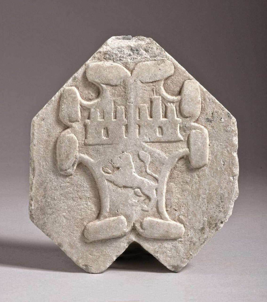 Lastra poligonale con stemma: da identificare (lastra mistilinea, rilievo) di Scultore - ambito lombardo (sec. XVI)