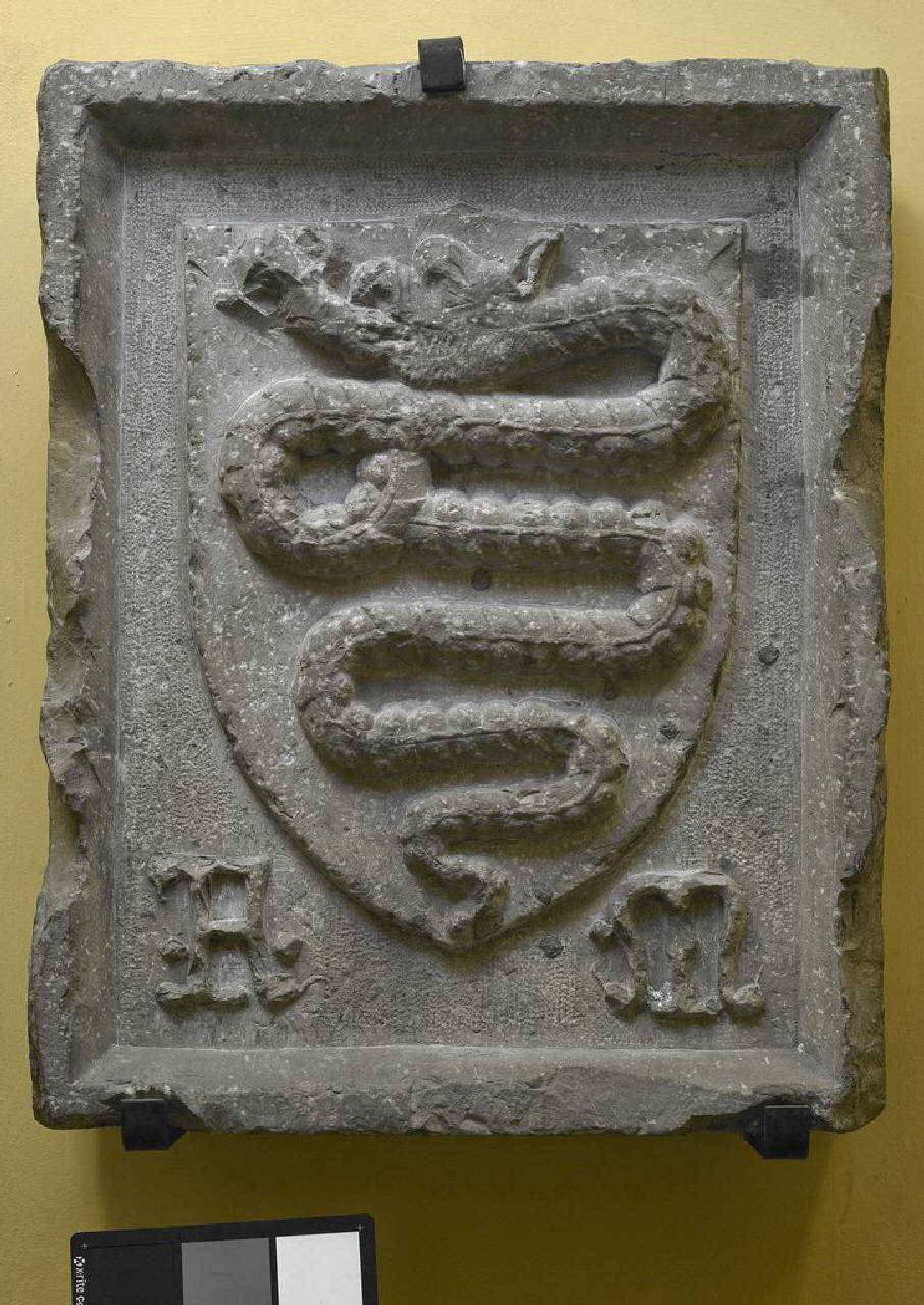 Lastra con scudo a punte con stemma di Filippo Maria Visconti (lastra, altorilievo) di Scultore - ambito lombardo (secondo quarto sec. XV)