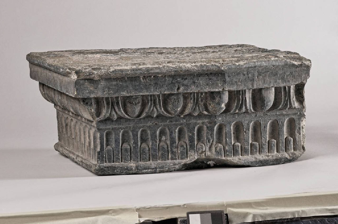 Base d'imposta con due fasce, baccellata e a ovoli (base di imposta) di Scultore - ambito lombardo (primo quarto sec. XVI)