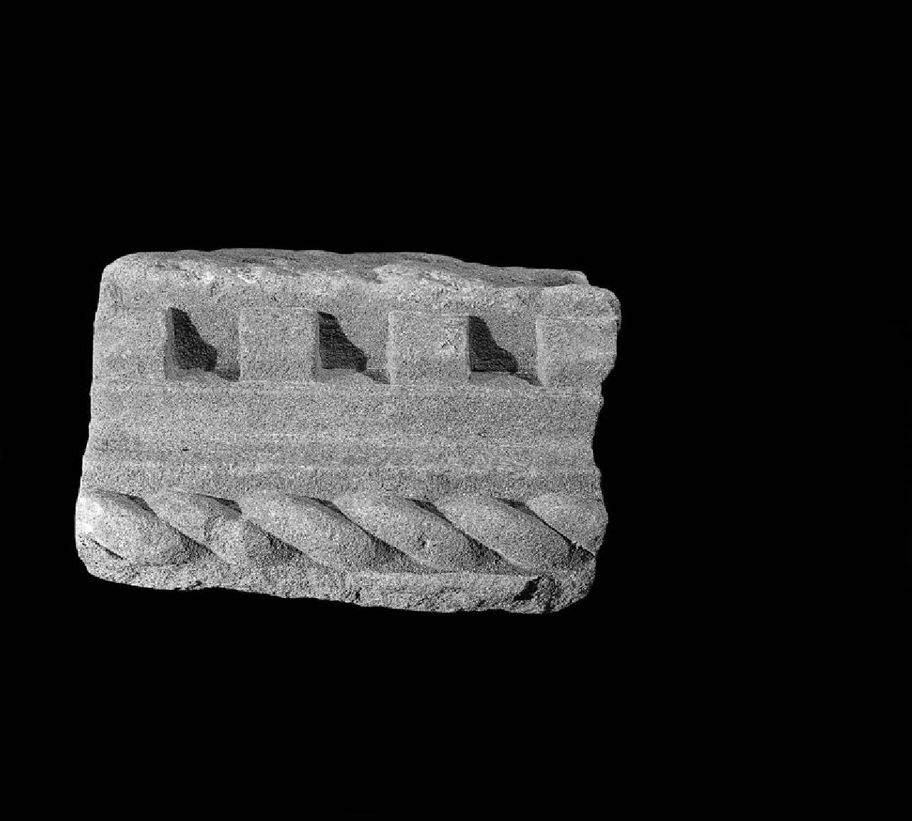 Cornice con due fasce a torciglione e a dentelli (cornice, frammento di) di Scultore - ambito lombardo (primo quarto? sec. XVI)