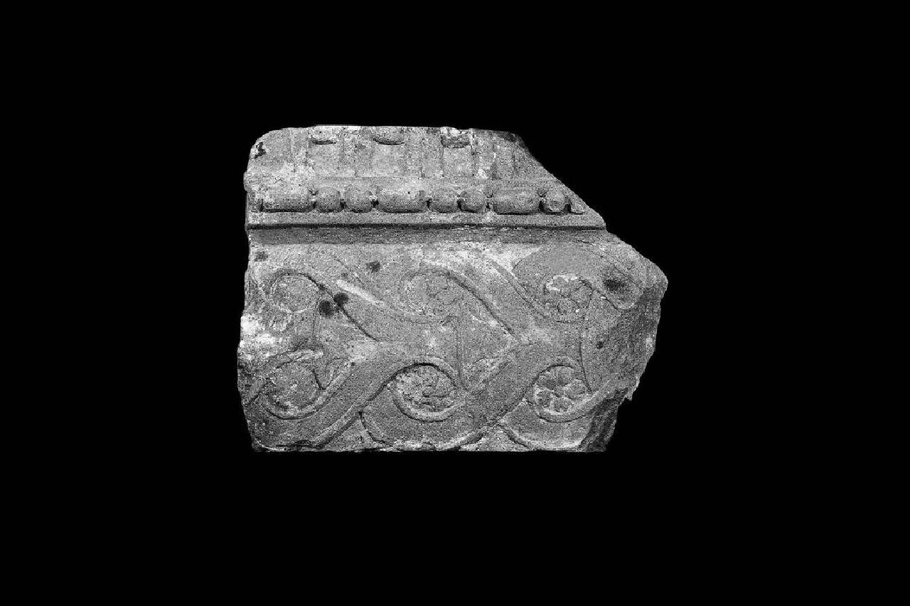 Mensola di camino con motivi cuoriformi (mensola di camino, frammento di) di Scultore - ambito lombardo (sec. XVI)