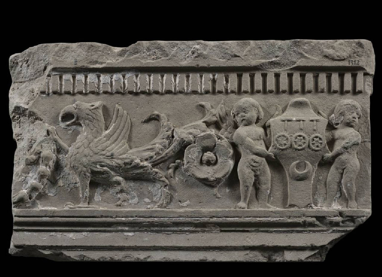 Frontale frammentario di camino recante lo stemma Rovida? (frontale di camino, parte di) di Scultore - ambito lombardo (ultimo quarto sec. XV)