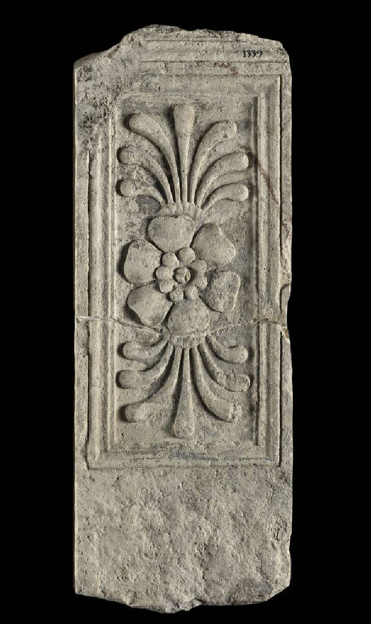 Pilastrino con motivo vegetale scolpito su una faccia (pilastrino) di Scultore - ambito lombardo (sec. XVI)