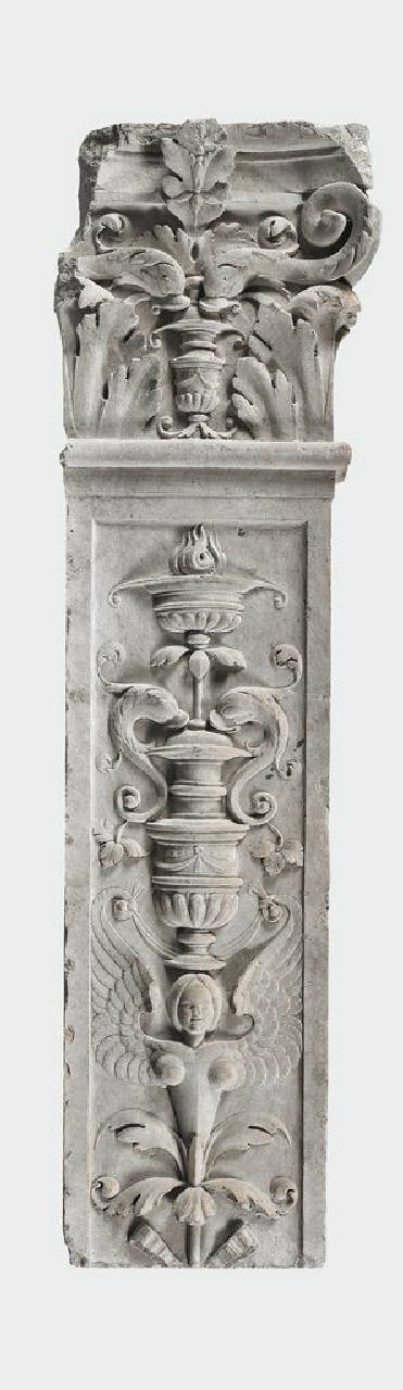 Lesena terminante con capitello scolpita con candelabra (lesena, parte di) di Scultore - ambito lombardo (primo quarto sec. XVI)