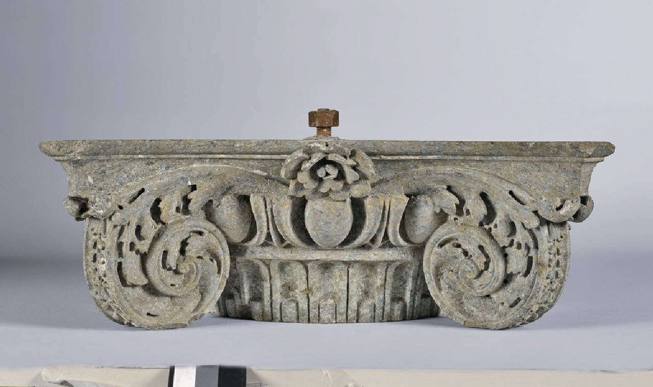 Capitello in marmo nero (capitello) di Scultore - ambito lombardo (sec. XVIII)