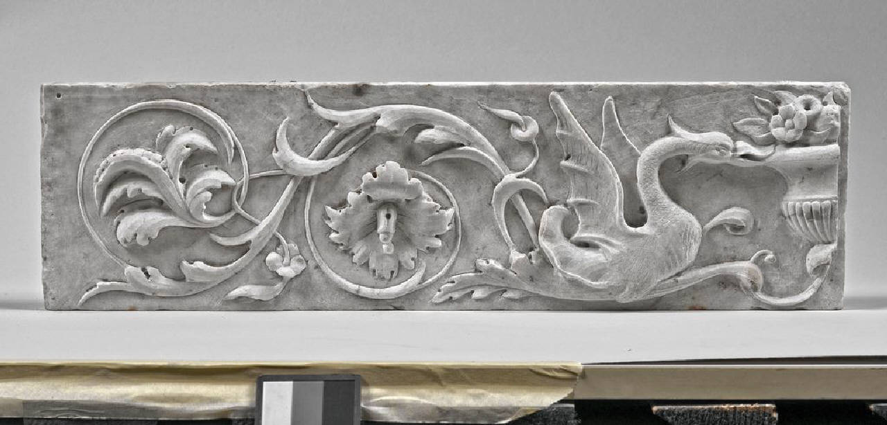 Lastra decorata con candelabra orizzontale formata da girale sorgente dalla coda di un grifone e vaso (lastra, parte di rilievo) di Scultore - ambito lombardo (ultimo quarto sec. XV)