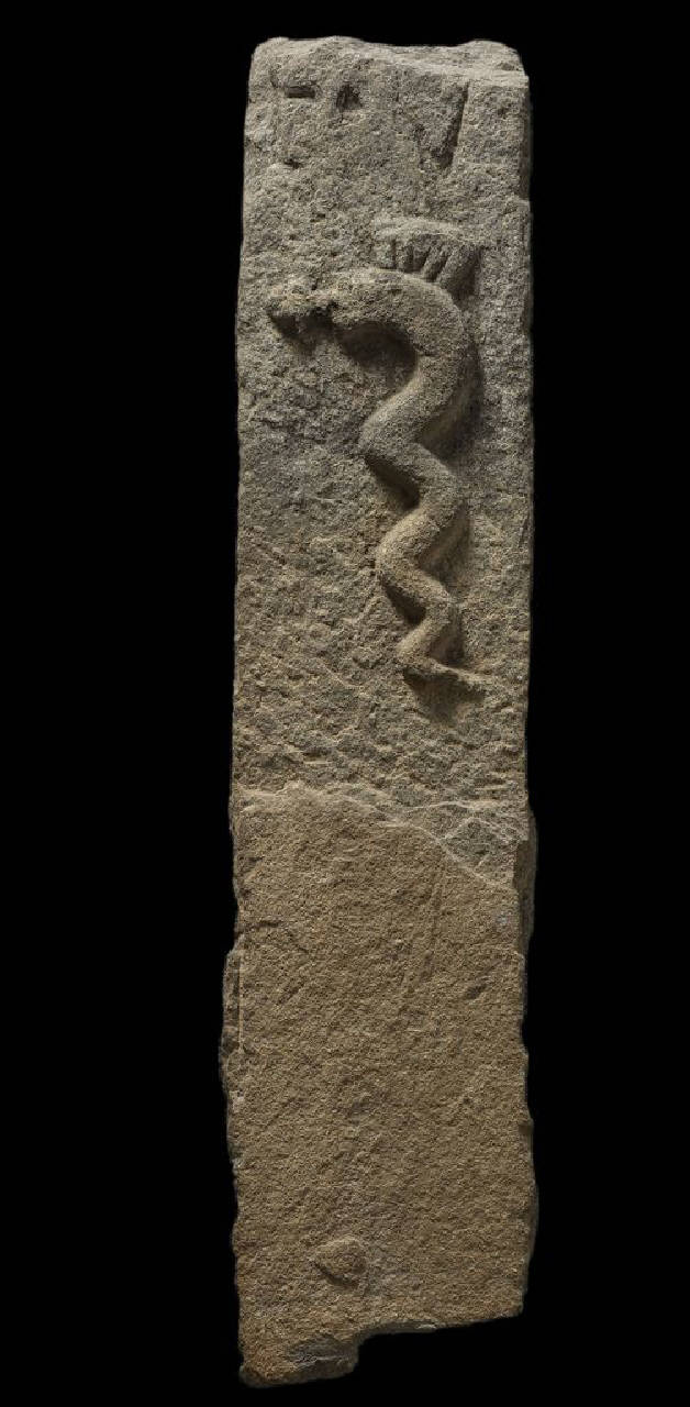 Cippo con biscione visconteo (cippo) di Scultore - ambito lombardo (fine/inizio sec. XIV)