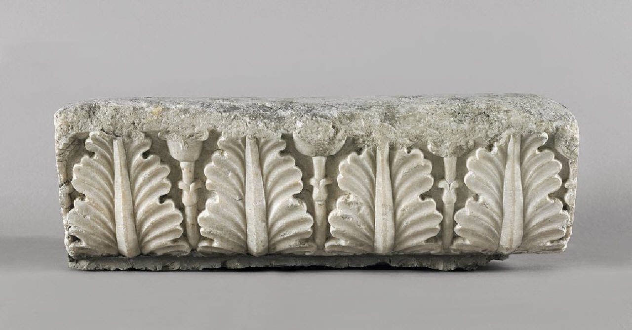 Parte di cornicione con palmette e fiori di loto (cornice, parte di) di Scultore - ambito lombardo (fine/ inizio sec. XIII)