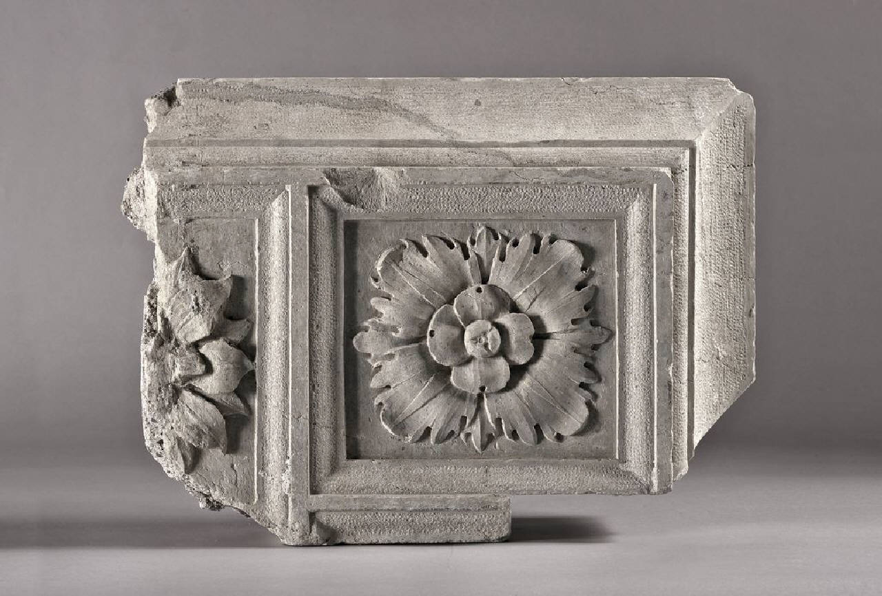 Cornice a gocciolatoio con mutili e lacunari con motici classici, parte di (cornice) di Scultore - ambito lombardo (primo quarto sec. XVI)