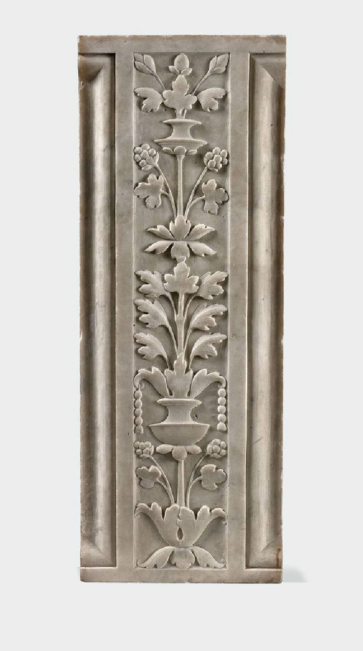 Lesena centrale di un parapetto decorata a candelabra (parapetto, parte di) di Sanmicheli, Bartolomeo; Sanmicheli, Matteo (cerchia (?); ) (sec. XV)