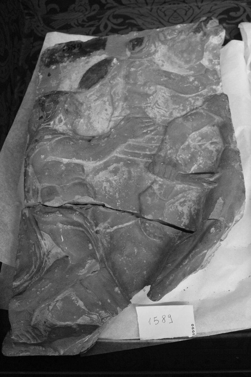 Soldato a cavallo in gran corsa arrestato da due soldati (fregio, parte di) di Plasticatore - ambito lombardo (fine/inizio sec. XV)