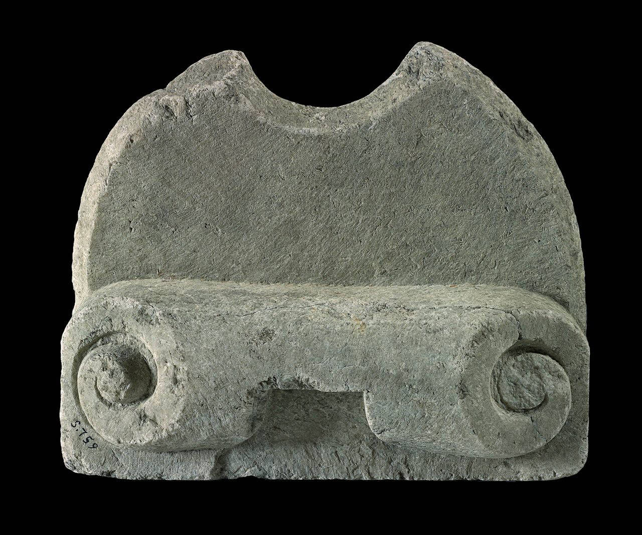 Cornice con volute, reimpiegata? (cornice?, reimpiegata?) di Scultore - ambito lombardo (fine/inizio sec. XVII)