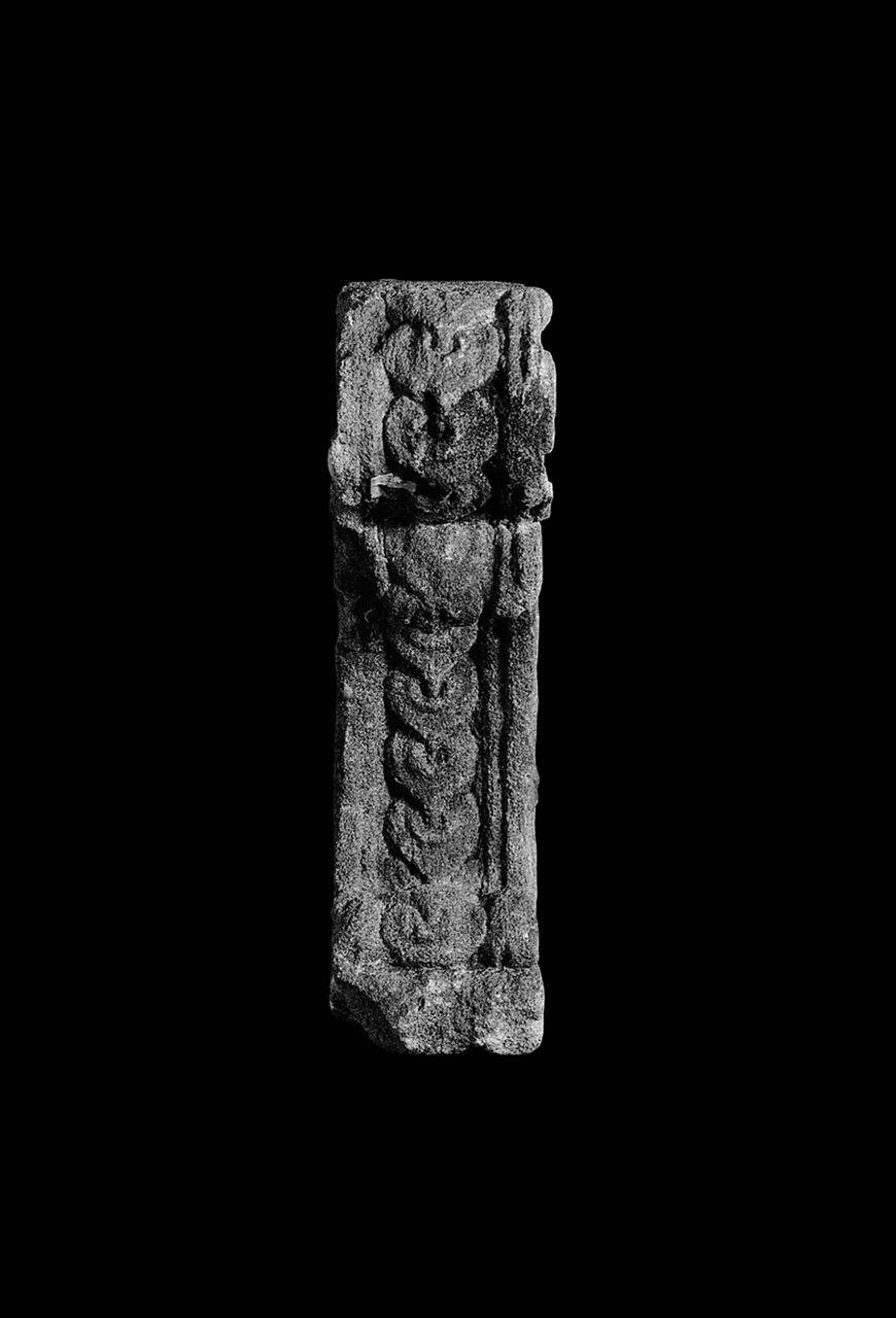 Mensola con fiori e motivi geometrici incatenati (mensola) di Scultore - ambito lombardo (sec. XVII)