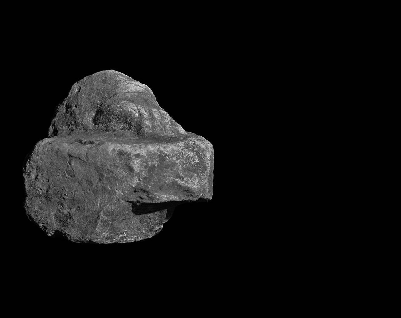 Piede sinistro poggiante su base frammentaria (statua, frammento di) di Scultore - ambito lombardo (fine/inizio sec. I)