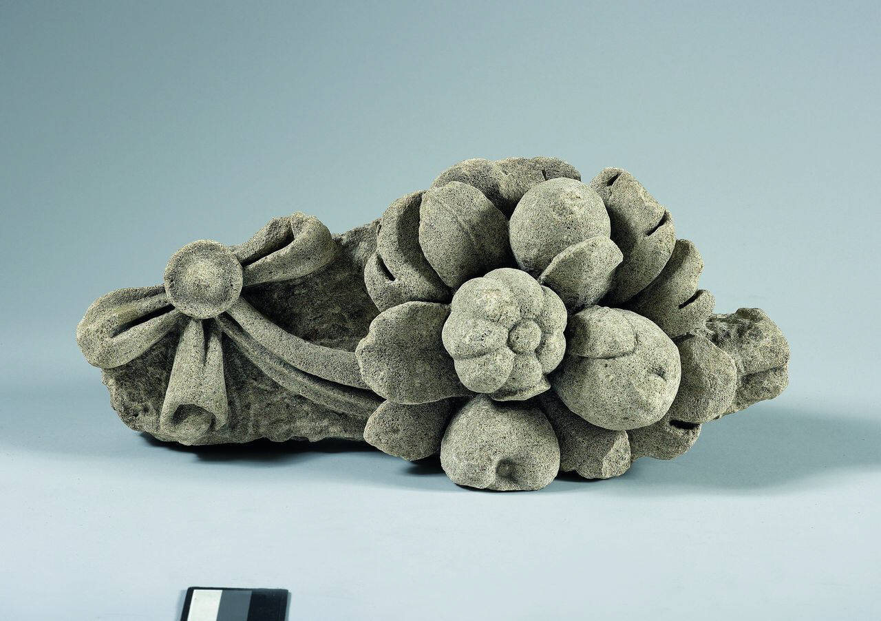 Festone con frutta e nastro, incomp'leto (decorazione architettonica?, frammento di) di Scultore - ambito lombardo (sec. XVII)