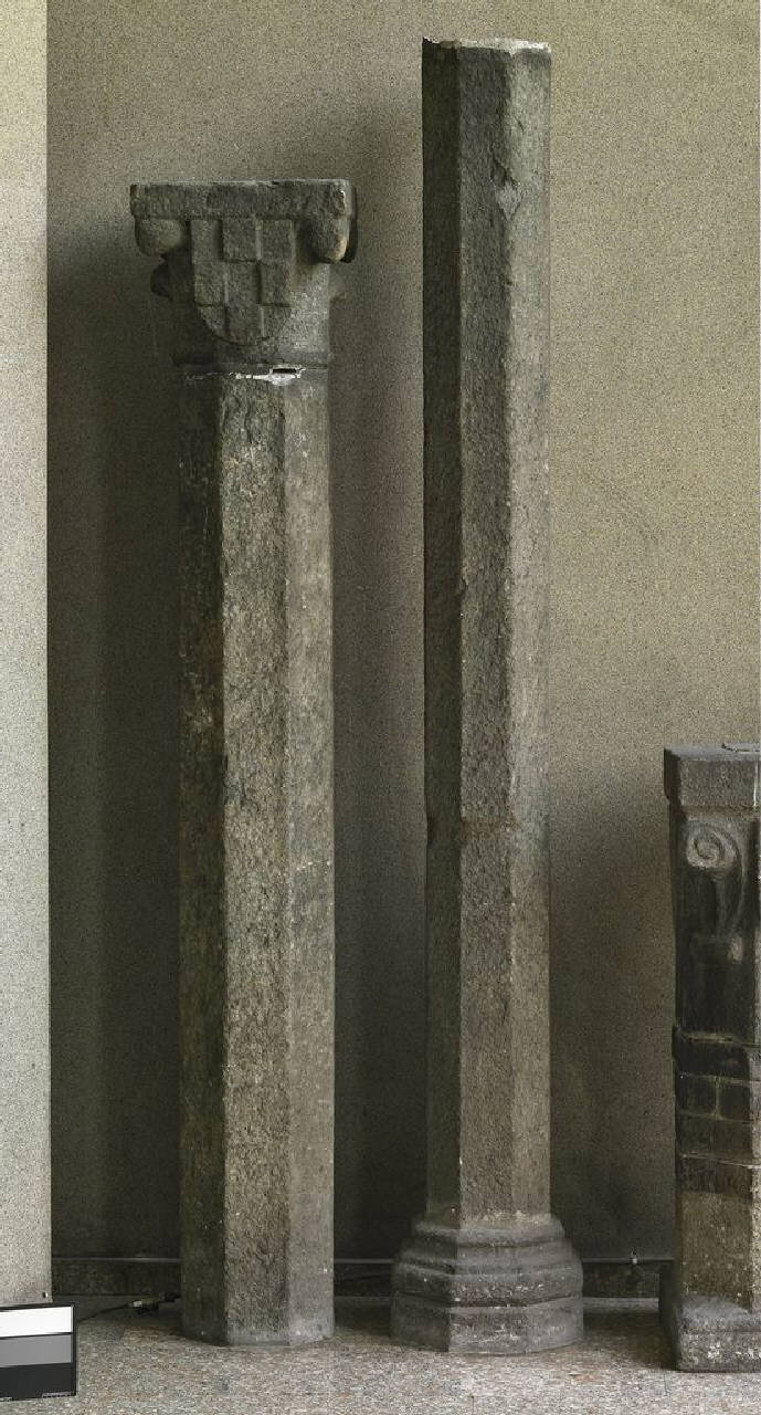 Colonna ottagonale con base e capitello con quattro scudi aniconici (colonna ottagonale con base e capitello) di Scultore - ambito lombardo (sec. XV)