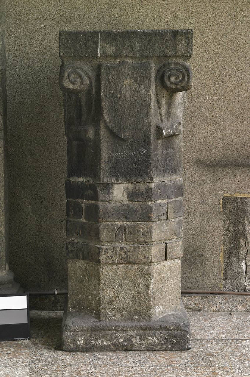 Capitello aniconico scudato ottagonale (capitello) di Scultore - ambito lombardo (fine/ inizio sec. XIV)