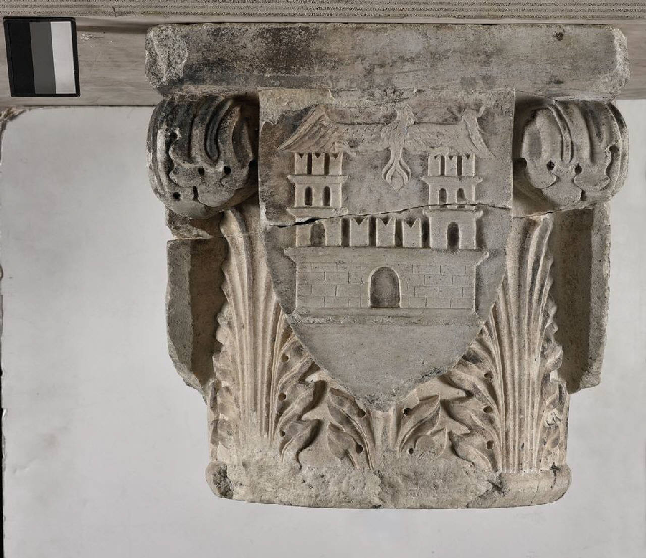 Capitello con quattro scudi: arma Landriani e imprese sforzesche, in pendant (capitello) di Scultore - ambito lombardo (ultimo quarto sec. XV)