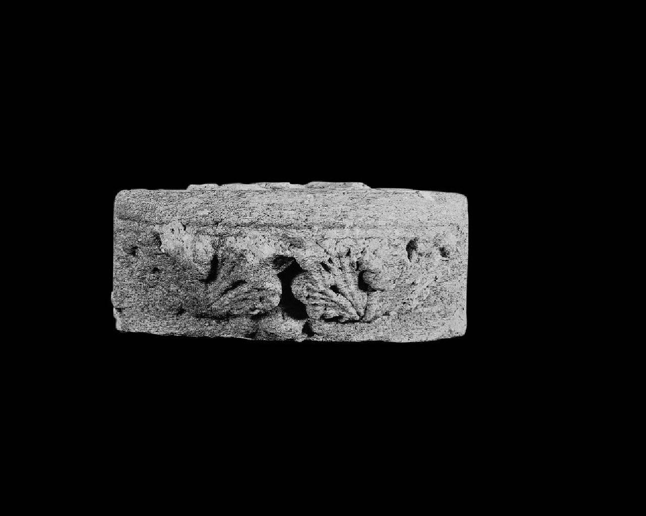 Mensola angolare con due cespi fogliacei (mensola) di Scultore - ambito lombardo (terzo quarto sec. XV)