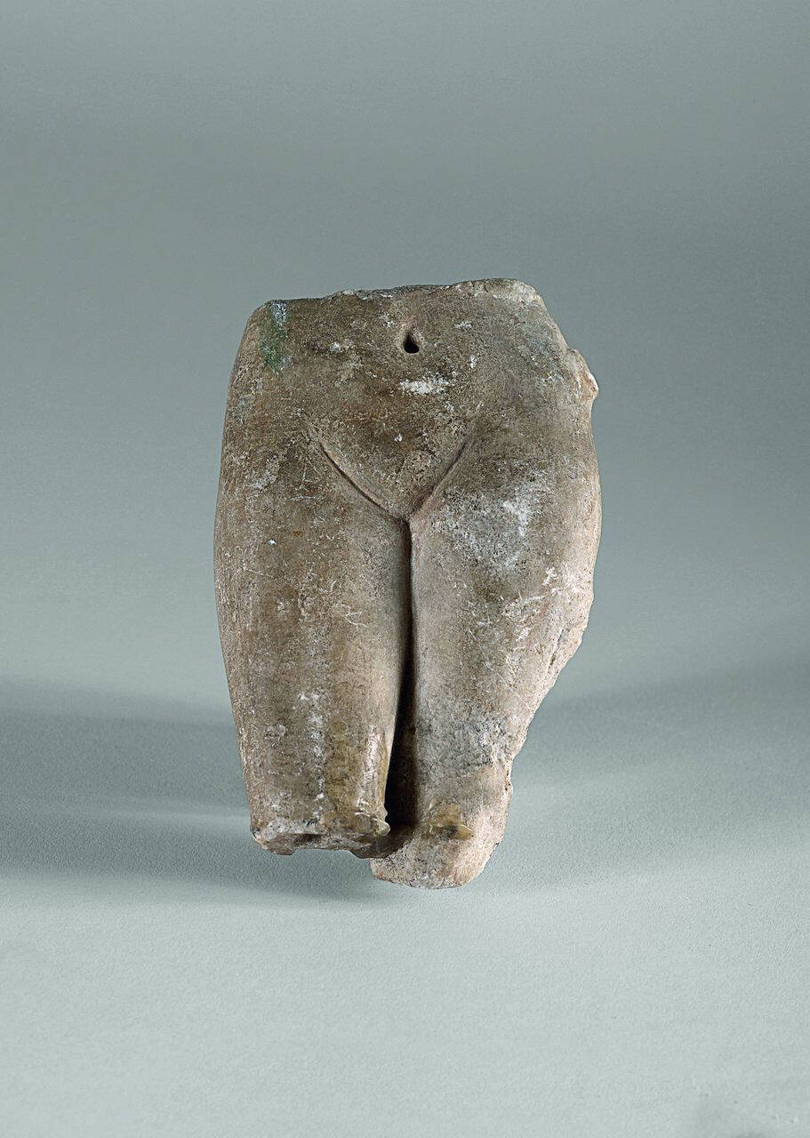 Bacino di figura femminile, frammento (statua, parte di) di Scultore - ambito lombardo (fine/ inizio sec. I)