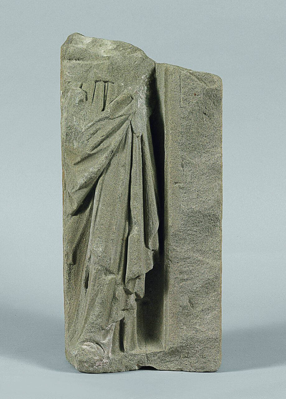 Figura panneggiata acefala, frammentaria, reimpiegata ? (statua acefala) di Scultore - ambito lombardo (sec. III)