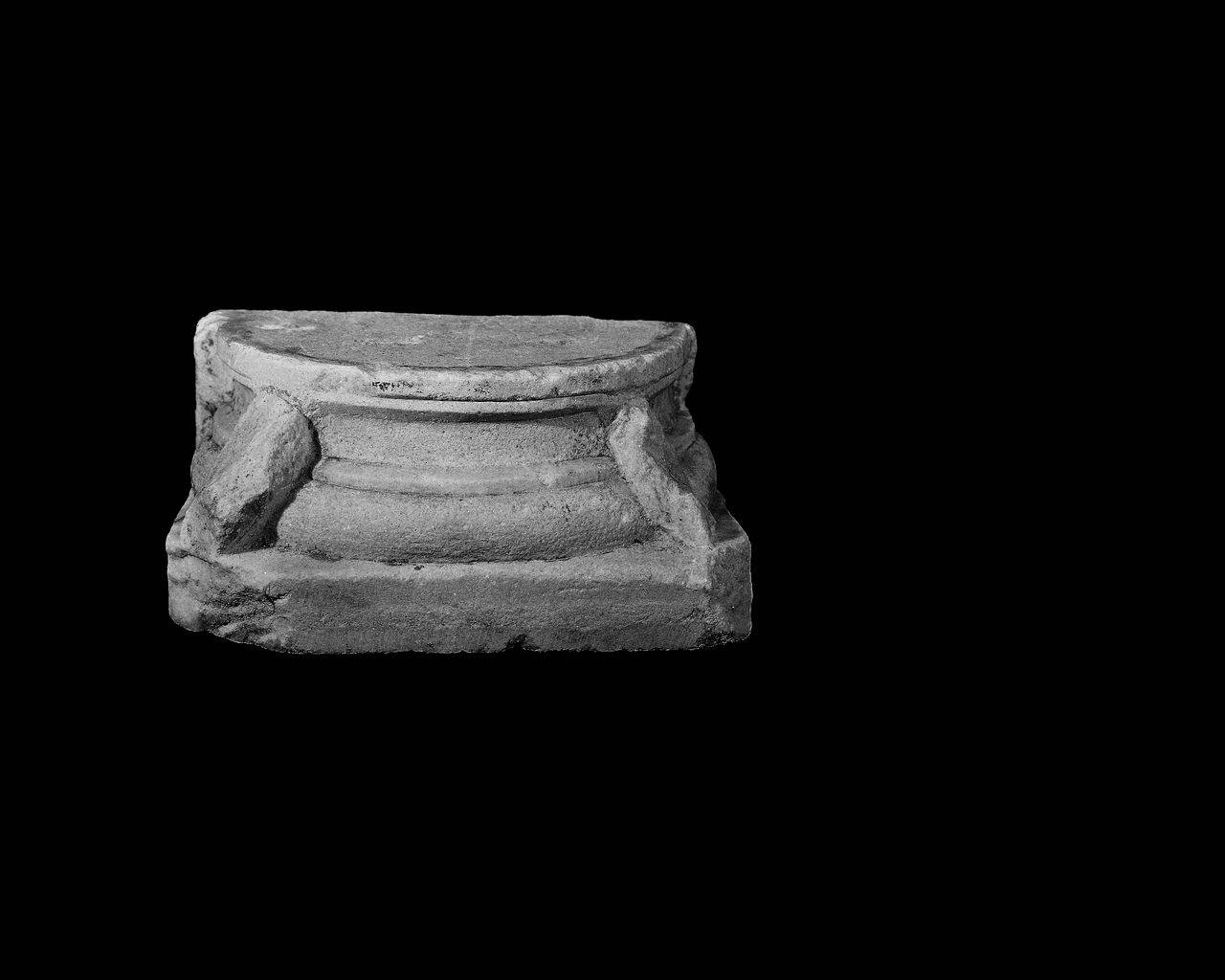 Base di semicolonna, unghiata (base di semi colonna) di Scultore - ambito lombardo (prima metà sec. XIII)