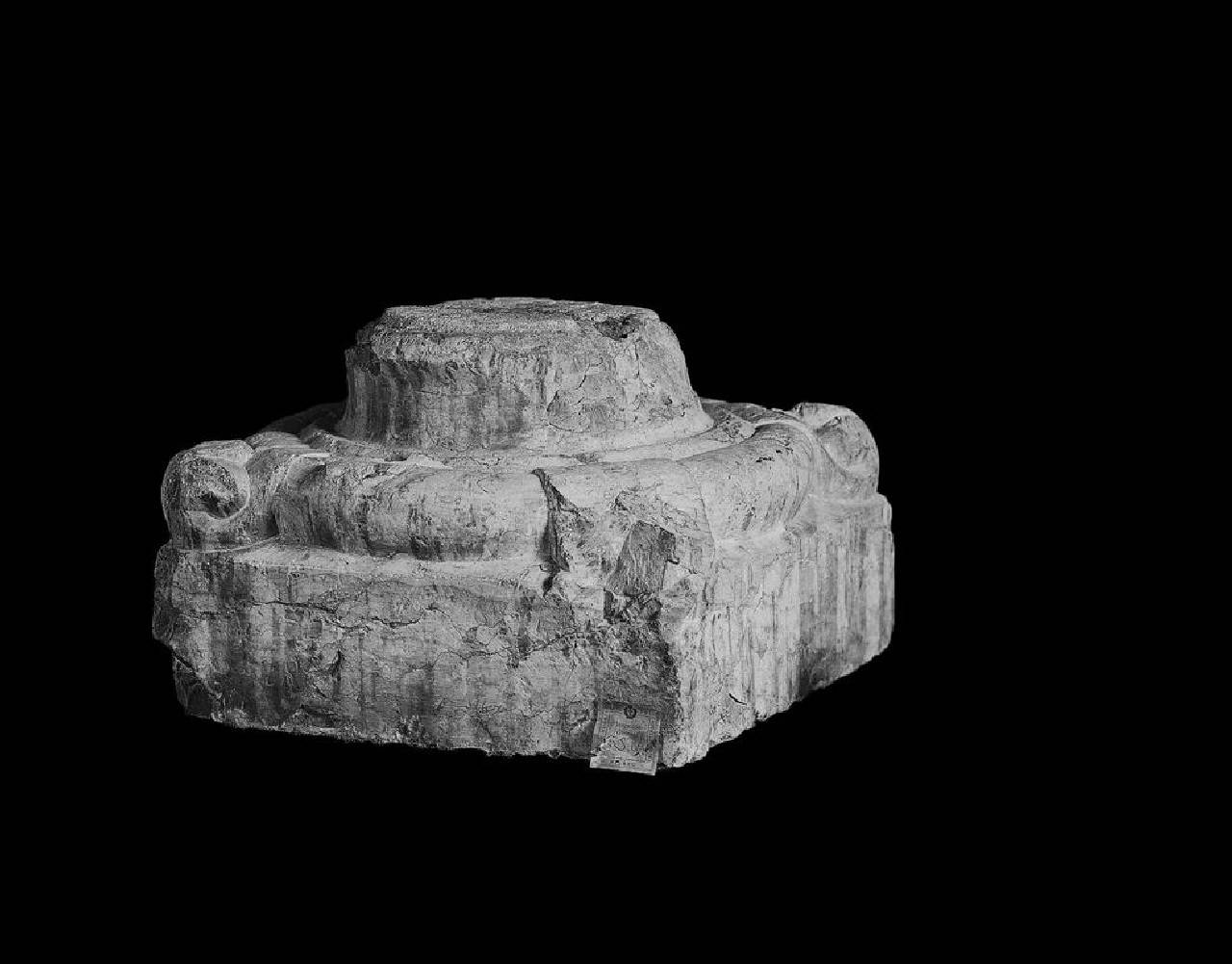 Base di colonnina in marmo di Verona (base di colonna) di Scultore - ambito lombardo (secondo quarto sec. XIII)