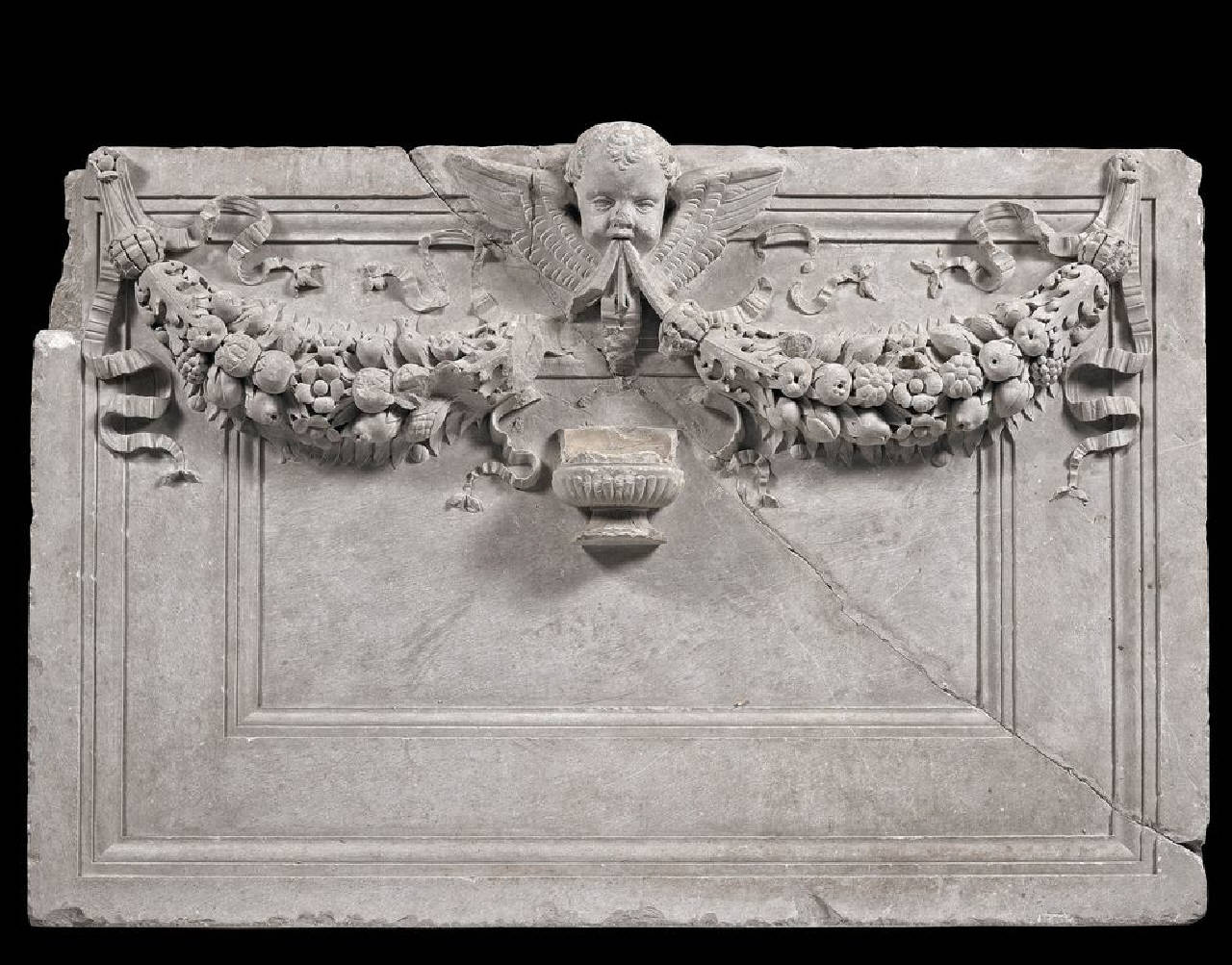 Grande transenna con cherubino tra due festoni e acquasantino (parapetto / transenna, parte di) di Scultore lombardo - ambito lombardo (fine/ inizio sec. XV)