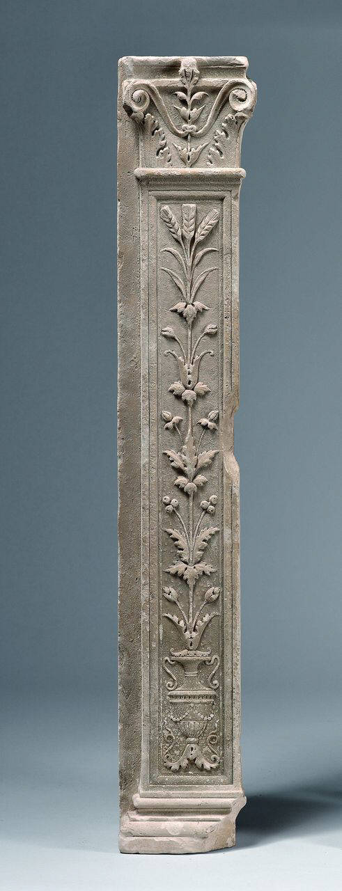 Pilastrino in calcare d'Angera, in pendant (pilastrino) di Scultore - ambito lombardo (ultimo quarto sec. XV)