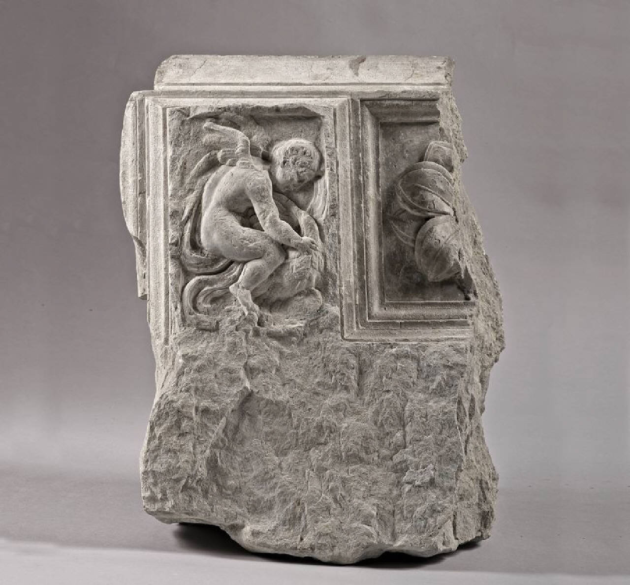 Cornice con gocciolatoio, mutili e lacunari a soggetto classico, parte di (cornice, parte di) di Scultore - ambito lombardo (primo quarto sec. XVI)