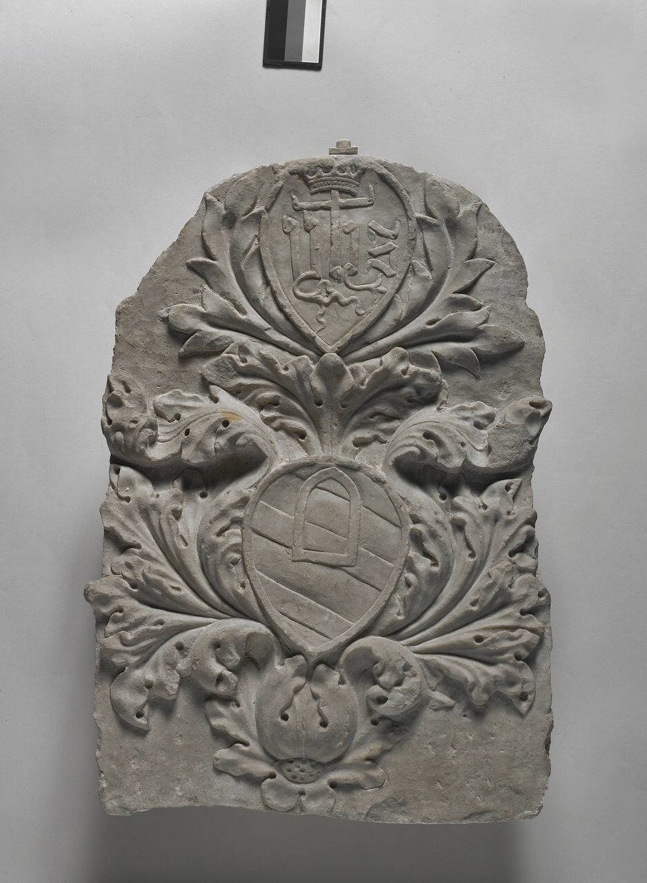 Lastra araldica con stemma non attribuito ed emblema del cristogramma (lastra, rilievo) di Scultore - ambito lombardo (secondo quarto sec. XV)