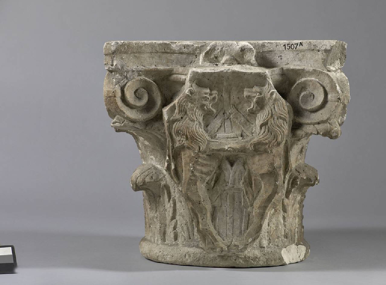 Capitello con scudo a testa di cavallo recante lo stemma Pellizzoni (capitello) di Scultore - ambito lombardo (fine sec. XV)