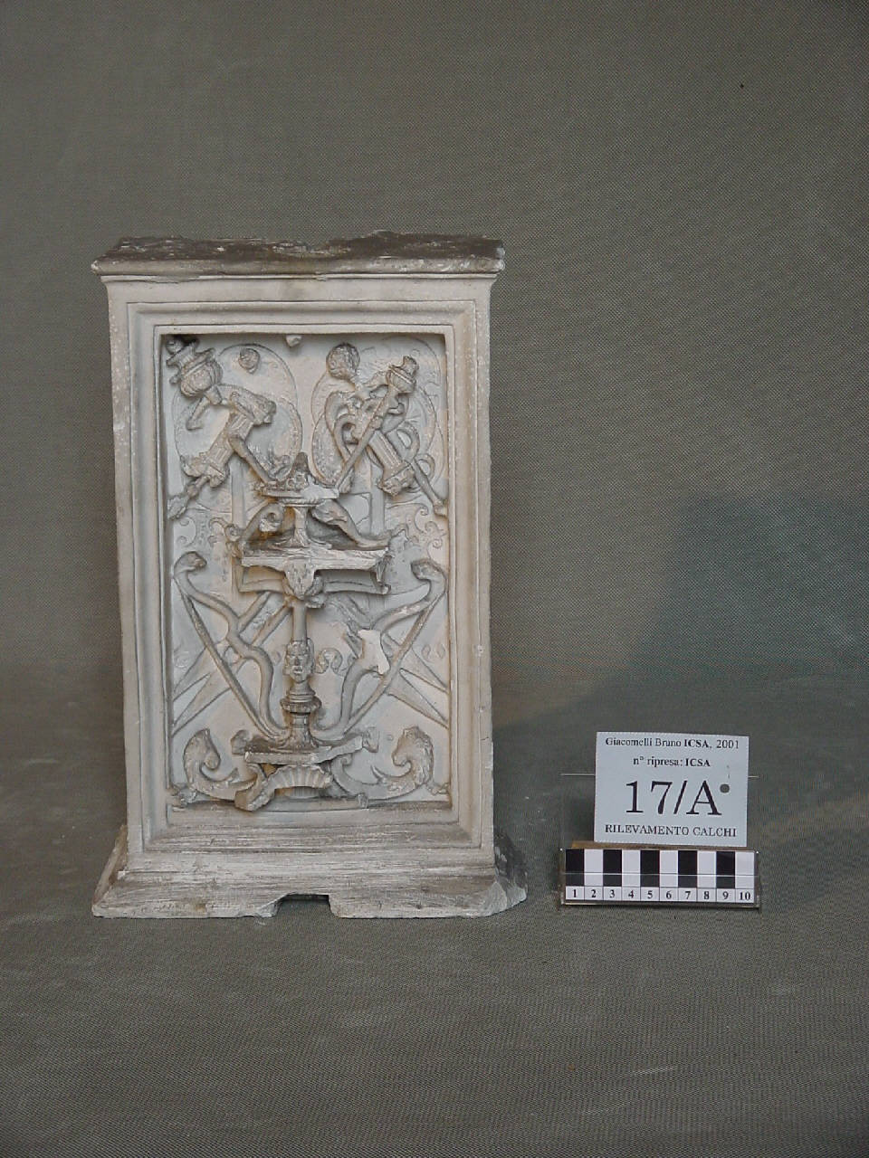 Calco di pilastrino con panoplie e coppia di archi del monumento di Gaston de Foix (pilastrino) di Pierotti, Pietro (terzo quarto sec. XIX)