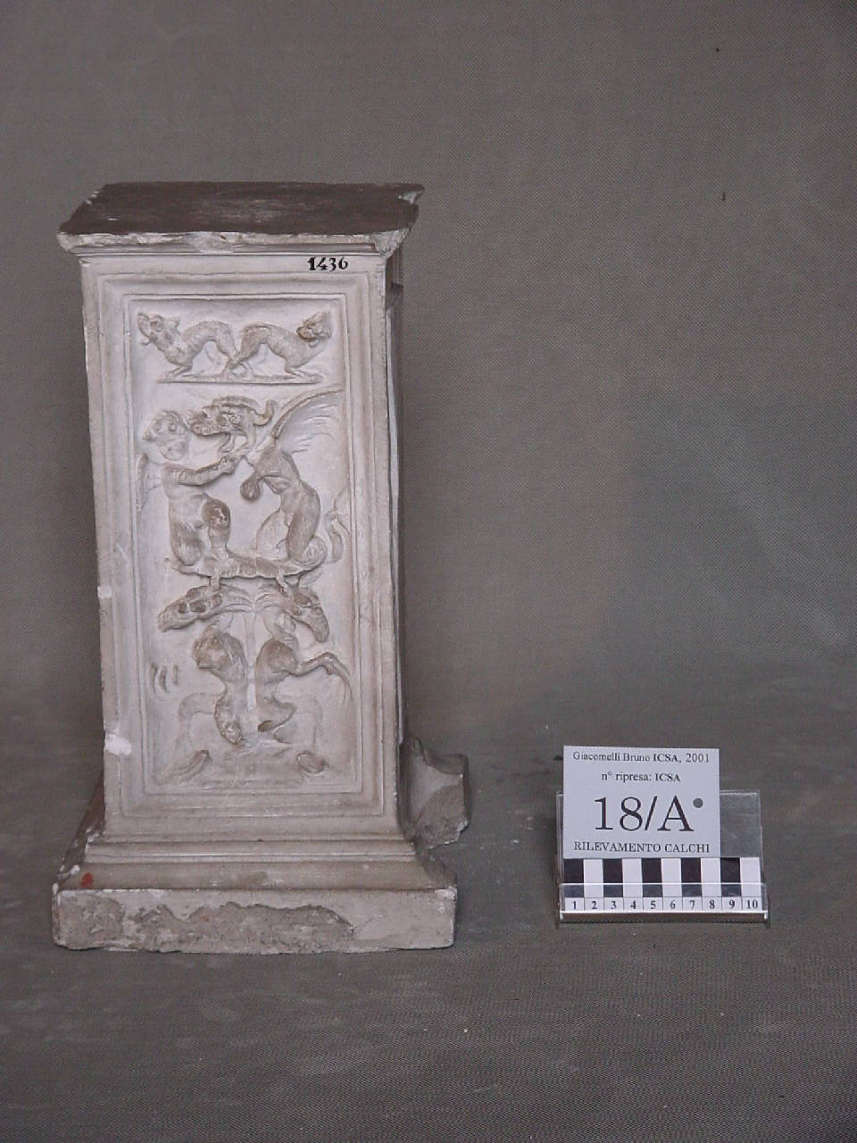 Calco di pilastrino con putti e grifi del monumento Birago? (pilastrino) di Pierotti, Pietro (terzo quarto sec. XIX)