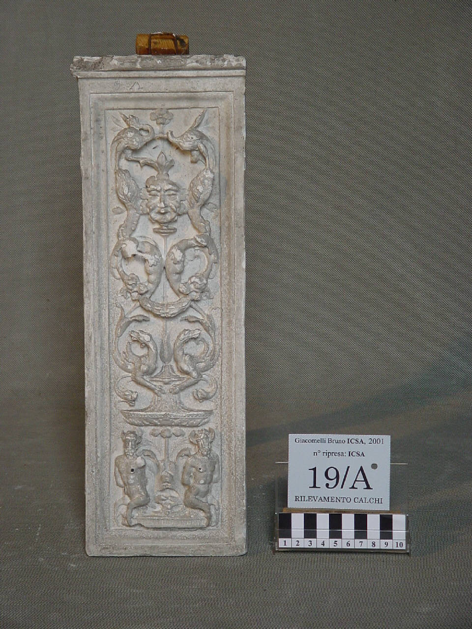 Calco di pilastrino con mascherone e firma di Pietro Pierotti sul verso del monumento di Gaston de Foix (pilastrino) di Pierotti, Pietro (terzo quarto sec. XIX)