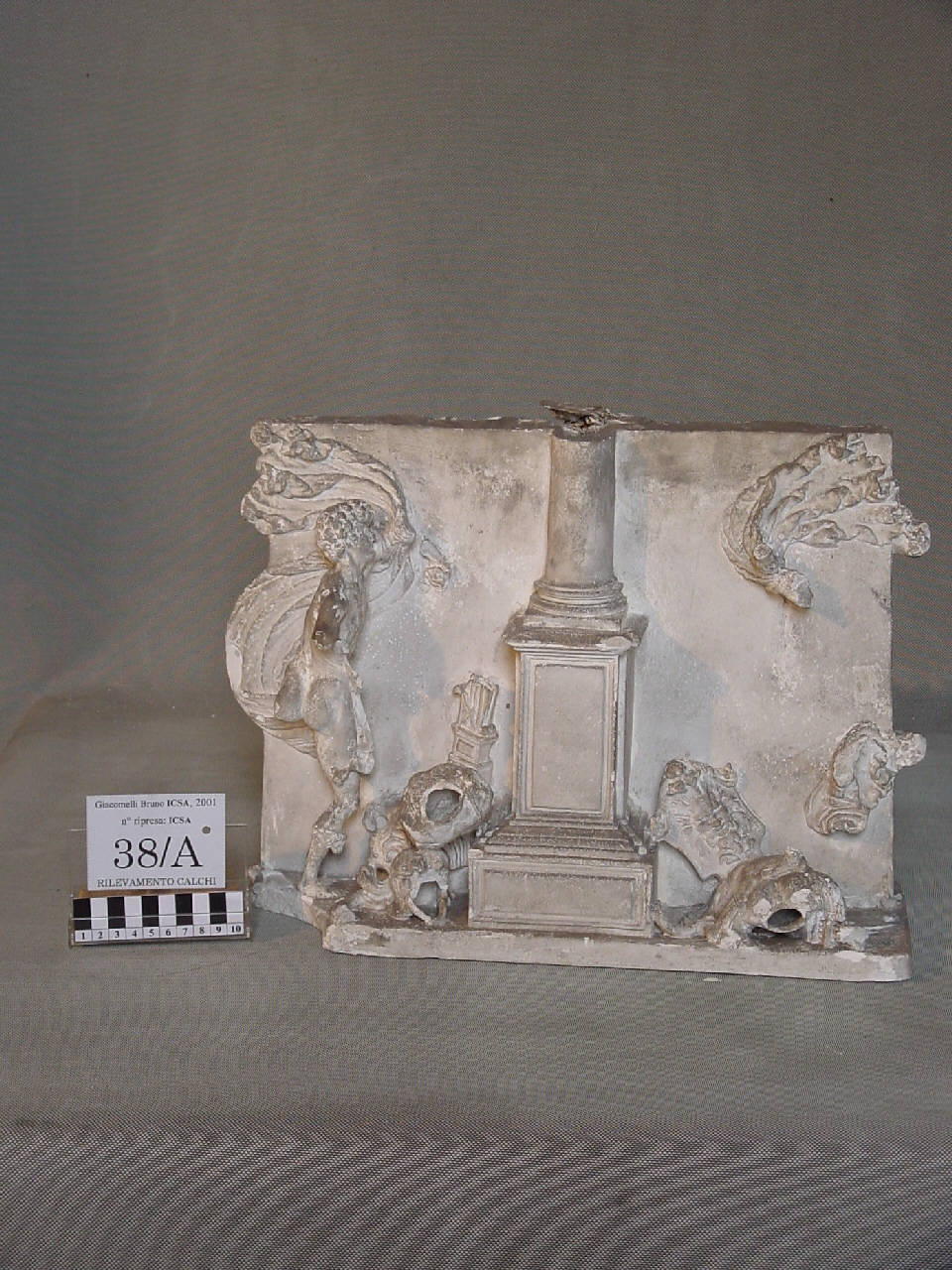 Calco del rilievo con la contesa tra un guerriero giovane e un guerriero vecchio (lastra, altorilievo) di Pierotti, Pietro (terzo quarto sec. XIX)