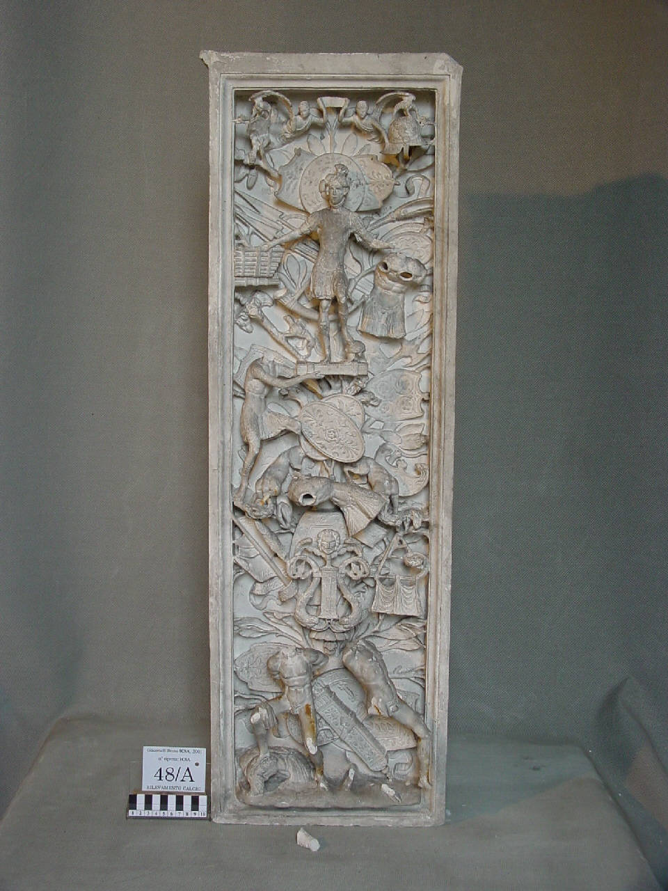 Calco di lastra con trofei e guerrieri del monumento di Gaston de Foix (lastra, altorilievo) di Pierotti, Pietro (terzo quarto sec. XIX)